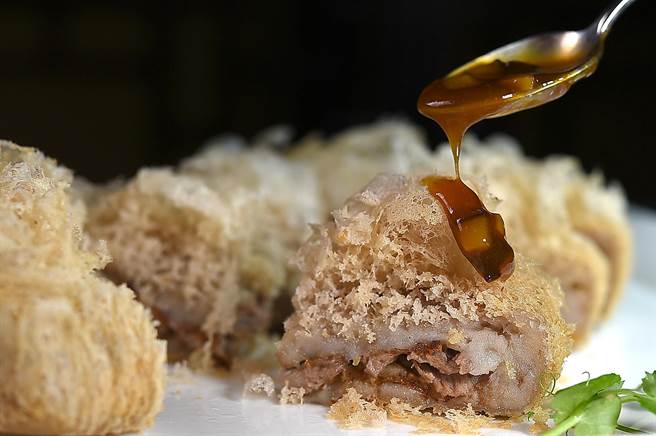 〈香酥芋茸鸭〉入口外酥里软、芋头粉而细腻，吃食时可以淋上以香菇和蚝油慢煮而成的酱汁增加风味。（图／姚舜）