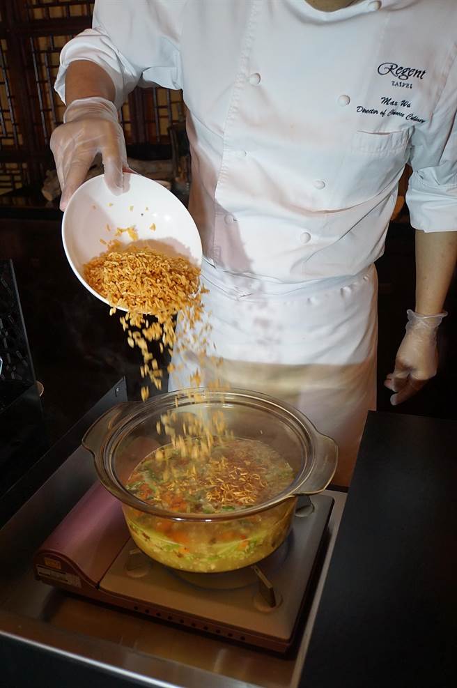 〈火鸭泡饭〉的汤头是以老母鸡、猪大腿肉，以及金华火腿，再加入大白菜以及鸭架子慢炖熬煮而成，上桌前到入炸酥的香米。（图／姚舜）