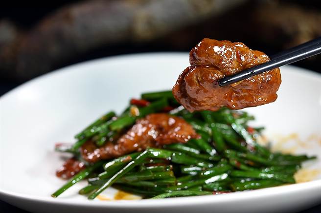 〈韭菜花豆豉爆鸭柳〉是以鸭胸肉韭菜花、豆豉、老抽、生抽一起拌炒，肉质柔嫩以牛柳。（图／姚舜）