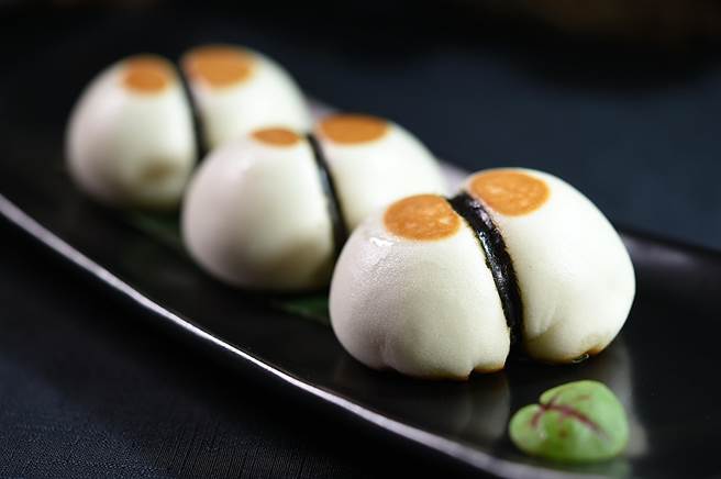 晶华酒店中点行政主厨吴满权以春鸭入菜作的〈雪菜火鸭煎包〉，形色诱人。（图／姚舜）