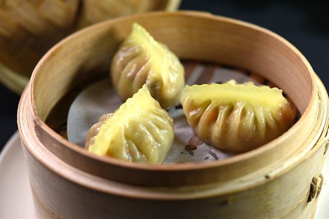 〈京葱鸭松饺〉的饺馅是将〈片皮鸭〉解构，用带皮烤鸭腿肉丁，以及京葱、笋丁、沙薯用甜麵酱拌炒而成。（图／姚舜）