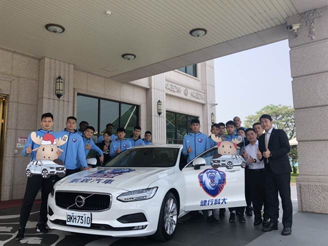 健行科大今天舉辦感恩餐會，並獲凱鋭汽車贊助。（健行科大提供）