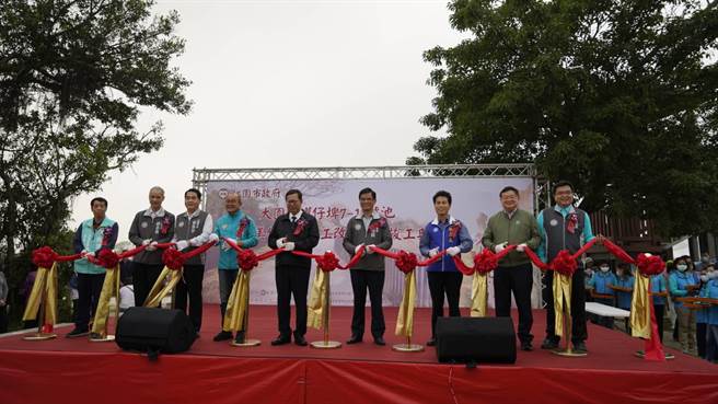 桃园市长郑文灿29日下午亲至大园区参加罐子埤美化工程竣工剪彩仪式。（姜霏摄）