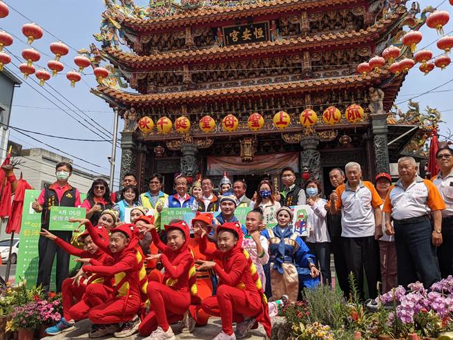 台南市六甲區恒安宮在元宵節的遶境活動，因新冠疫情取消，隨著疫情趨緩，廟方結合國立傳統藝術中心，推出「二保半在地生活節」，清明連假期間，在地及全台知名劇團、藝陣、表演團體在廟口登台演出，精彩可期。（莊曜聰攝）