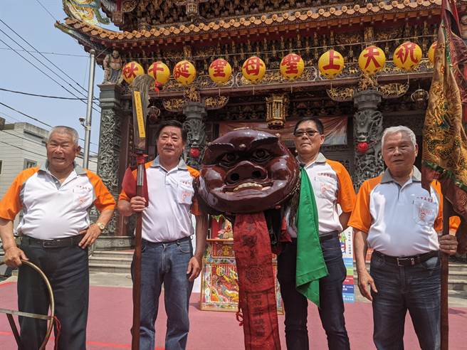 台南市六甲區恒安宮在清明連假推出「二保半在地生活節」活動，在地及全台知名劇團、藝陣、表演團體在廟口登台演出，其中六甲真聖宮的紅面獅爺公是一大特色。（莊曜聰攝）