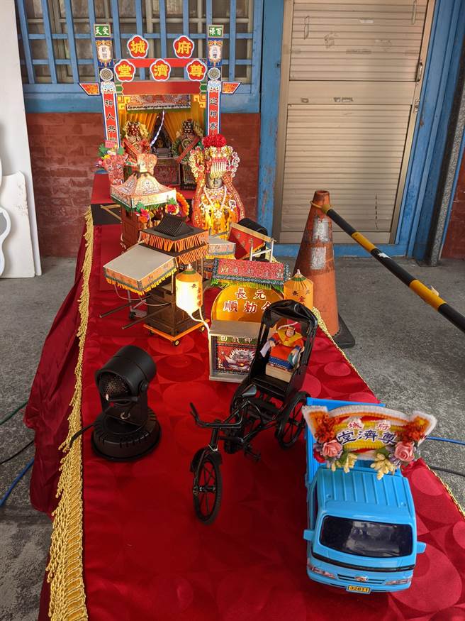 台南市六甲區恒安宮「二保半在地生活節」還有廟會模型特展。（莊曜聰攝）