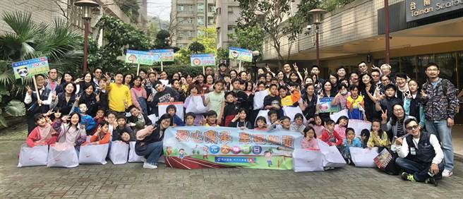元大幸福日活動，與偏鄉學童歡度兒童節。（元大提供）