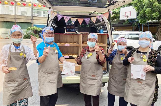 「惊喜烘焙坊麵包车」首次启航来到长治乡潭头社区，失智爷奶乐当老板努力叫卖。（林和生摄）