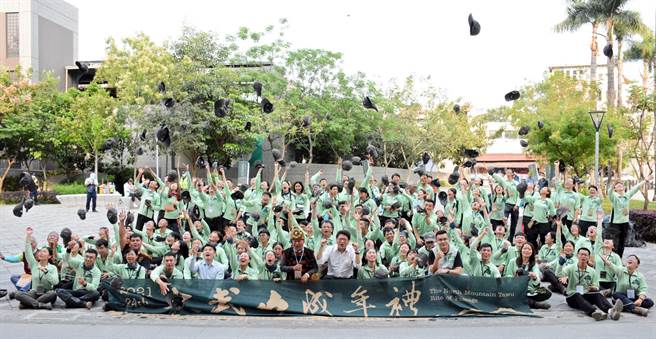 歷经3天2夜自我挑战，60名学员参与2021年大武山成年礼顺利完成攀登。（林和生摄）