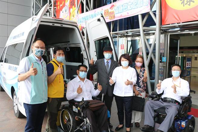 嘉義市長黃敏惠（右三 ）代表接受趙秦鵬（左四）及趙惠鵬（右二）捐贈復康巴士。（廖素慧攝）