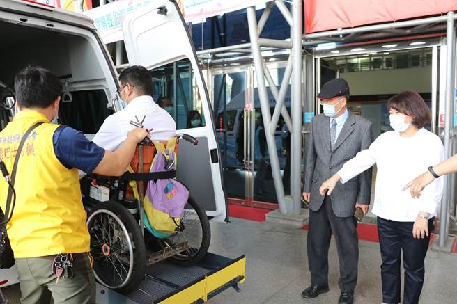 嘉義市長黃敏惠（右）察看新捐贈的「鳳嶺號」復康巴士操作情形。（廖素慧攝）