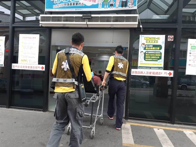 台東1工人敲釘子失準，鐵釘插入眼球，消防隊員將他緊急送醫。（民眾提供／莊哲權台東傳真）