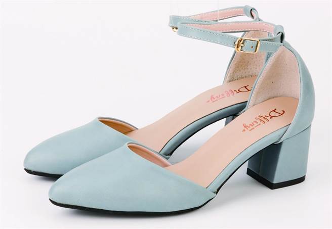 京站4月3日下午4时30分线上直播将推出DN甜美绕踝粗跟鞋，原价2980元，特价990元。（京站提供）