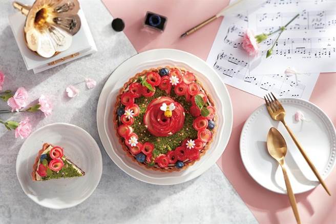台北喜來登飯店搶母親節孝親商機推出蘋香莓果莊園白巧克力莓果塔，4/30預購有優惠。（圖／台北喜來登飯店）