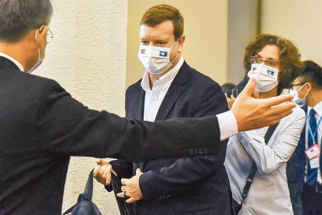 帛琉總統惠恕仁28日下午率先帶團抵台訪問，美國駐帛琉大使倪約翰（見圖）也低調隨行。（陳麒全攝）