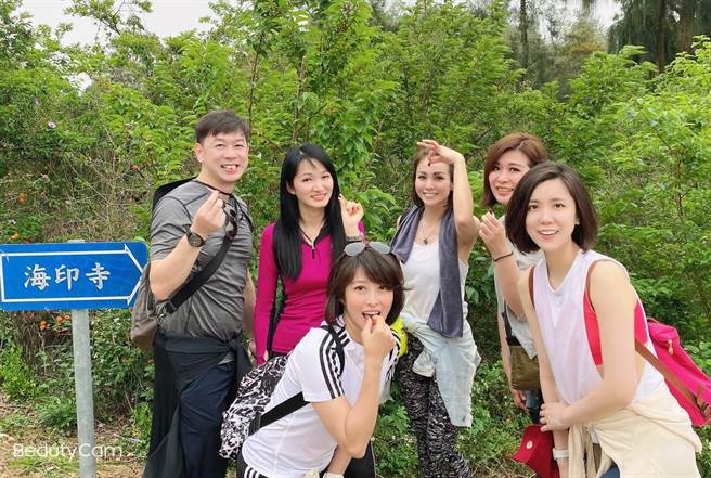 華信空姐登金門太武山，為山林美景增添好風光。（聖祖食品提供）