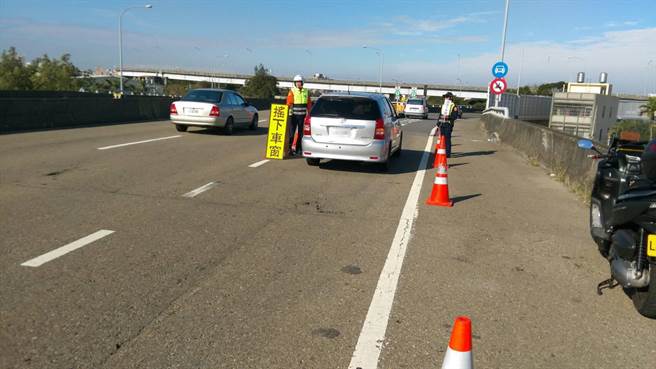 苗栗县警察局因应清明节4天连续假期，规画清明节连续假期交通疏导措施、替代道路方案及国道交流道匝道管制措施，维持交通顺畅与安全。（警方提供／何冠娴苗栗传真）