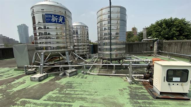 中市学校面对分区限水展开省水大作战！向上国中已紧急採购水塔储水及调整用水，厨房营养午餐每天使用水量为22吨，将降低至18万吨。（陈淑芬摄）