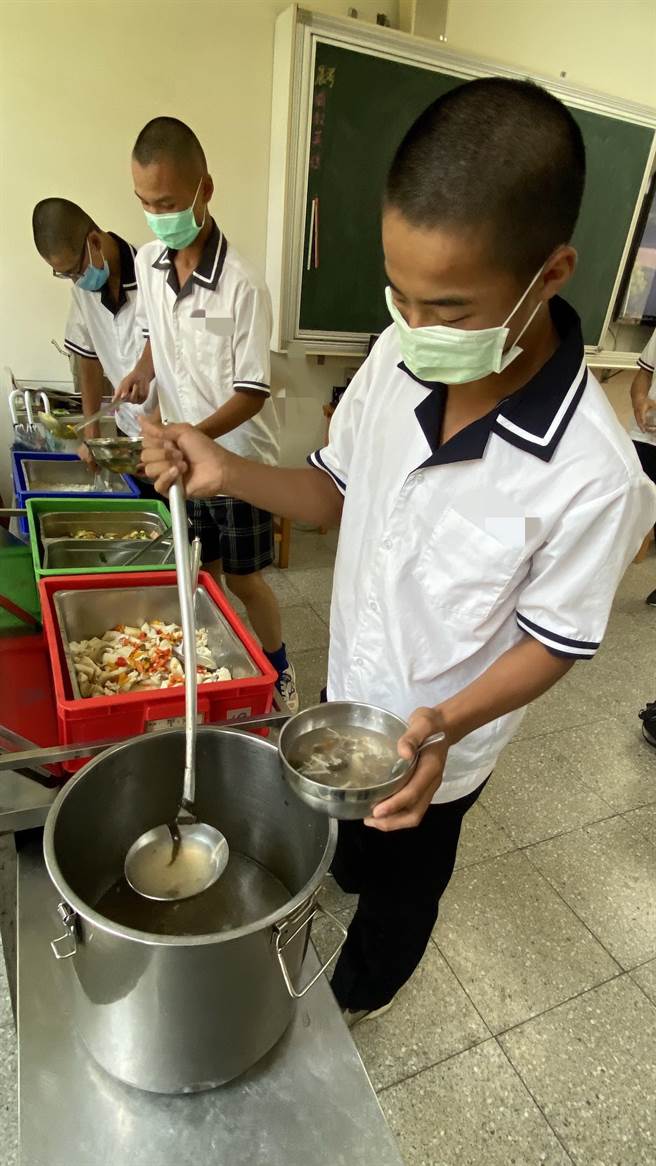 台中市教育局表示，已向各校宣导节水，并将协调自来水公司让学校营养午餐用水不虞匮乏。（陈淑芬摄）