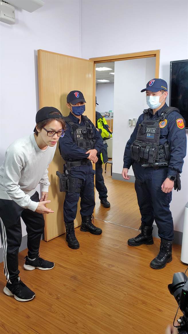 新北市刑大邀請知名網紅How How拍攝防詐短片，把生硬的犯罪宣導以詼諧逗趣的方式呈現。（新北市刑大提供）