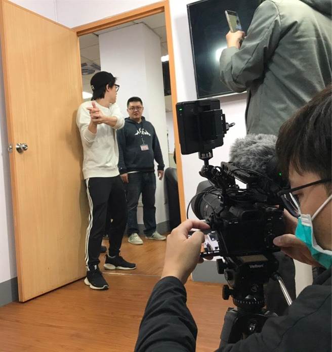 新北市刑大邀請知名網紅How How拍攝防詐短片，把生硬的犯罪宣導以詼諧逗趣的方式呈現。（新北市刑大提供）