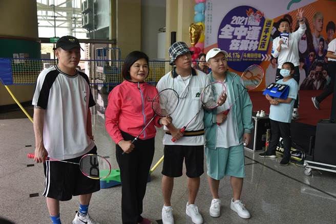 雲林縣長張麗善（左二）迎接「2021全中運在雲林」，與嘻哈天團玖壹壹一起為全中運暖身。（張朝欣攝）