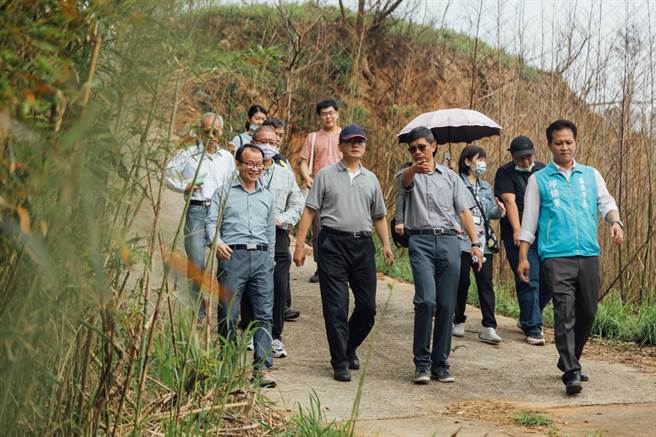 客家委員會客家文化發展中心29日辦理「1895年乙未戰爭營頭崠古戰場暨吳氏宗祠」史蹟調查，希望喚起民眾重視苗栗在地戰役史實、維護文物遺跡。（客發中心提供／何冠嫻苗栗傳真）