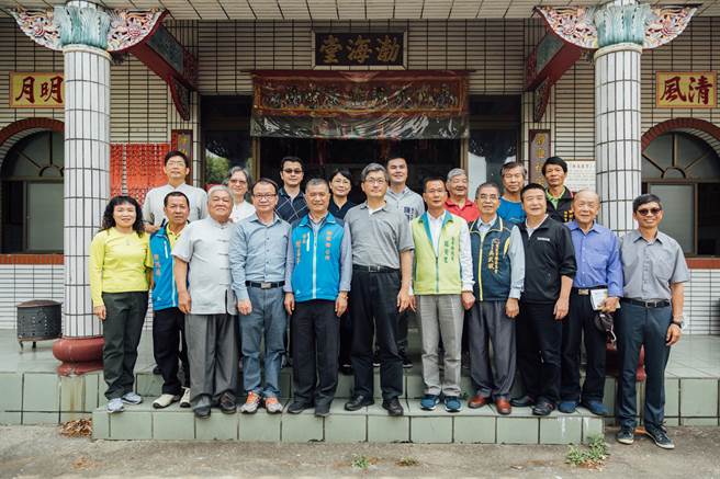 客家委員會客家文化發展中心29日辦理史蹟調查活動，探勘銅鑼鄉吳氏宗祠現場，挖掘乙未戰爭事蹟。（客發中心提供／何冠嫻苗栗傳真）