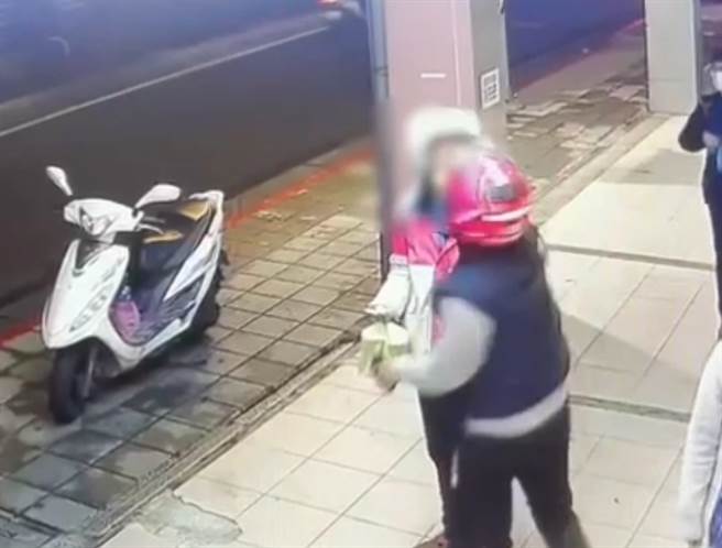 外送員因裝備問題發生糾紛，當街互毆由於雙方互不提告，警方依違反《社會秩序維護法》裁罰。（翻攝）