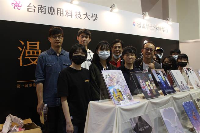 台南應用科技大學開設「漫畫學士學位學程」，第一屆學程學子即將於今年畢業，在學生期盼下，由已故漫畫大師鄭問弟子、專技助理教授黃建芳為總召，帶領學生於販售漫畫同人誌的CWT活動舉辦畢展。(王寶兒攝)