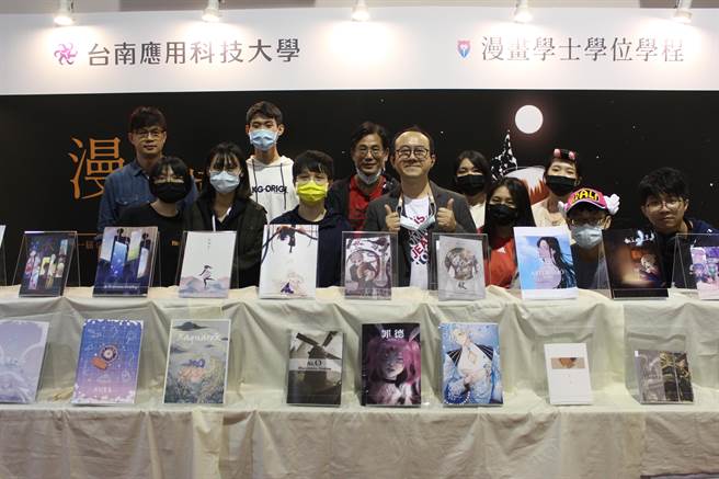 現場展示的學生作品類型包含插畫集及漫畫集，取材各有特色，有人以對登山的恐懼延伸出一則故事，有人則大膽創作18禁題材，充分展現學生大膽奔騰的創意。(王寶兒攝)