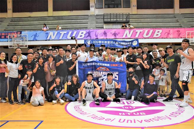 UBA大专篮球联赛万能科大勇夺男二级冠军。(吕筱蝉摄)