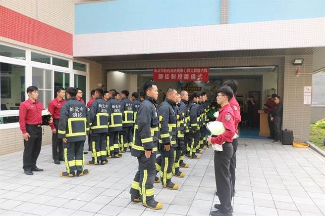 新北市消防局第七救灾救护大队今（29日）举行「新进消防人员师徒消防授业仪式」。（第七大队提供）