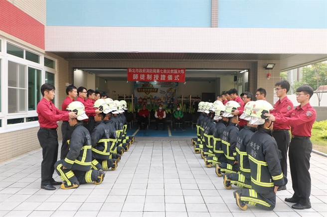 新北市消防局第七救灾救护大队今（29日）举行「新进消防人员师徒消防授业仪式」。（第七大队提供）