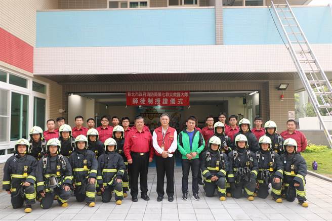 新北市消防局第七救灾救护大队今（29日）举行「新进消防人员师徒消防授业仪式」。（第七大队提供）