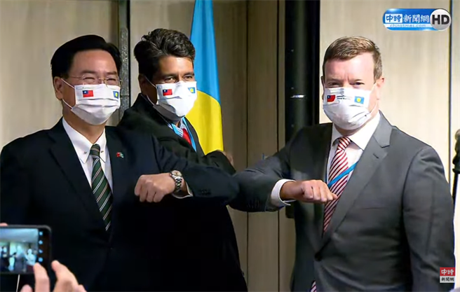 中華民國台灣外交部部長吳釗燮(左)、帛琉總統 惠恕仁(中)、美國駐帛琉大使約翰亨尼西尼蘭（John Hennessey-Niland，又譯倪約翰）（右）。(圖/中時新聞網 直播)