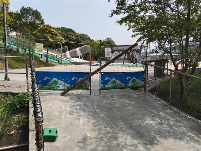 暖暖運動公園外圍仍放置數個圍籬，並未完工。（陳彩玲攝）