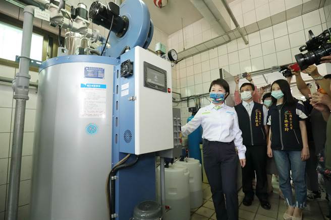 中市補助學校汰換廚房鍋爐為燃氣鍋爐、改善學校廚房油煙防制設備經費2530萬元，台中市長盧秀燕（左1）視察向上國中廚房鍋爐汰舊換新成果。（陳淑芬攝）
