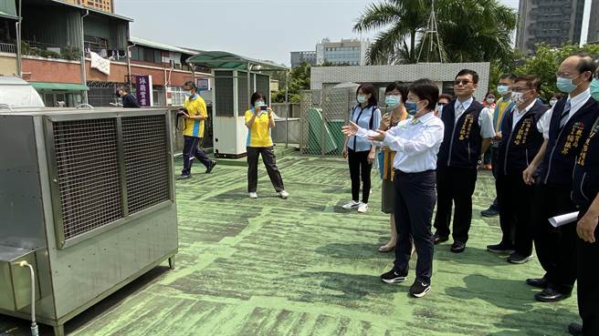 中市補助學校汰換廚房鍋爐為燃氣鍋爐、改善學校廚房油煙防制設備經費2530萬元，台中市長盧秀燕視察向上國中廚房鍋爐汰舊換新成果。（陳淑芬攝）
