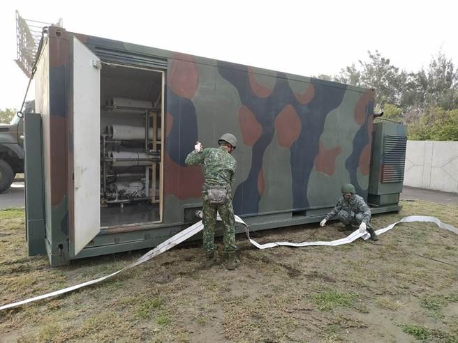 國軍支援移動式淨水設備投入抗旱，29日設備已運到台中港科技產業園區設置。（陳淑娥攝）