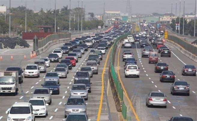 4天连假倒数，国道部分路段出现收假车潮。（资料照）