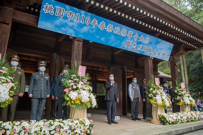 桃園市長鄭文燦29日赴桃園市忠烈祠主持春祭，相信這些生命的典範將永遠留存在人間。（蔡依珍攝）