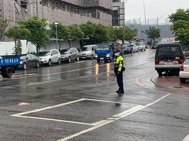 龟山警方加强辖内大型公墓及墓园周边道路交通疏导及防窃勤务作为。(龟山警方提供／蔡依珍桃园传真)