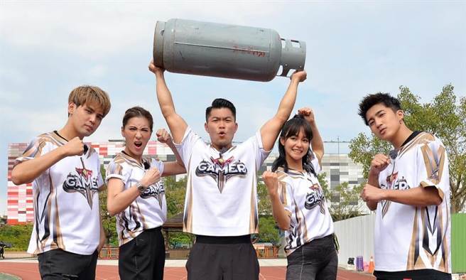 李玖哲轻松扛起20公斤瓦斯桶。（卫视中文台提供）