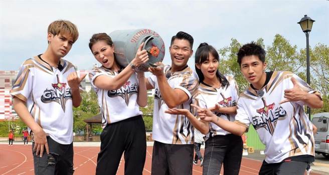 小祯（左二）成功扛起瓦斯桶。（卫视中文台提供）