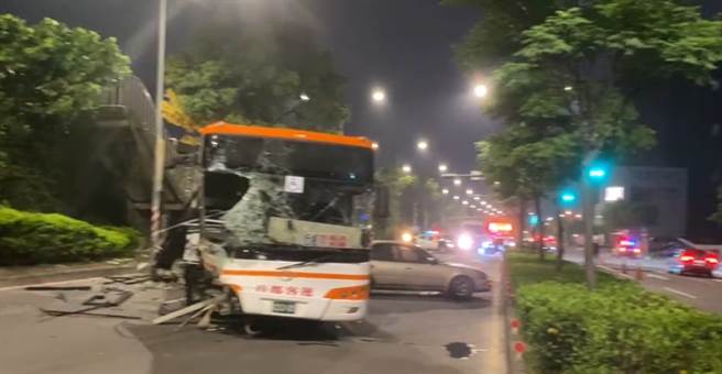 新北市環河西路5段發生公車撞轎車事故(圖/翻攝畫面)