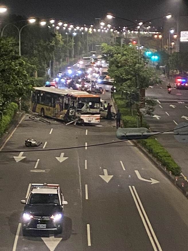 長賜輪馬路版 客運暴衝撞爛橫卡路中 新北要道中斷3人傷 (讀者王美鳳提供)