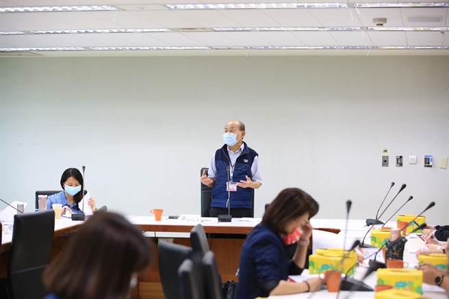 新北市議員張維倩今（29日）邀請教育局及各幼托業者於市府進行座談，在法令修正的同時，共同謀求解決方法。（張維倩服務處提供）