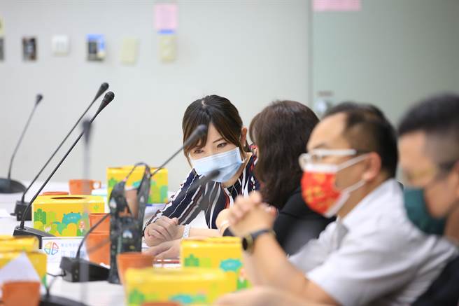 新北市議員張維倩今（29日）邀請教育局及各幼托業者於市府進行座談，在法令修正的同時，共同謀求解決方法。（張維倩服務處提供）