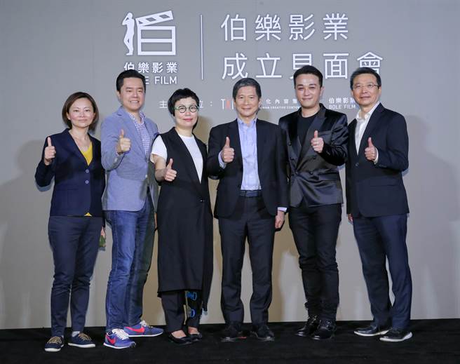 新光影城副總林珮瑜（左起）、秀泰影城總經理廖偉銘、文策院董事長丁曉菁、文化部長李永得、威秀影城董事長吳明憲、國賓影城董事長張中周出席伯樂影業記者會。（盧禕祺攝）